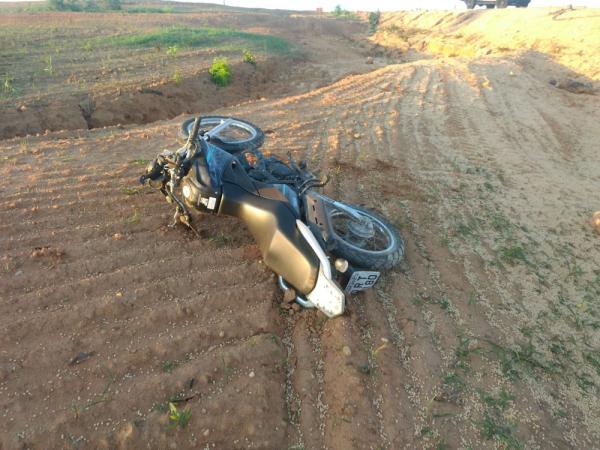 Acidente envolvendo moto e caminhão é registrado na BR 135 em Santa Luz, no Piauí(Imagem:Divulgação/PRF)