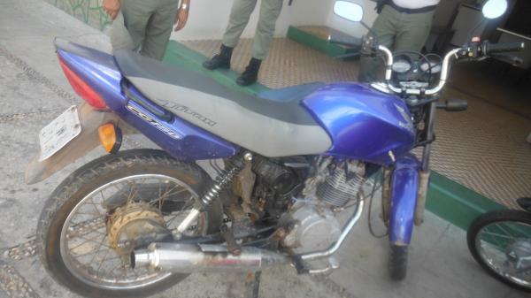 Polícia Militar prende acusado de tráfico com 12 pedras de crack e 2 motos em Floriano.(Imagem:FlorianoNews)