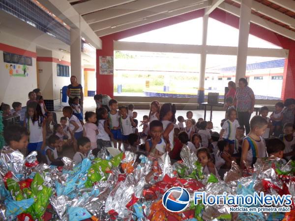 Cacau Show de Floriano doa ovos de chocolate para crianças da Creche Municipal.(Imagem:FlorianoNews)