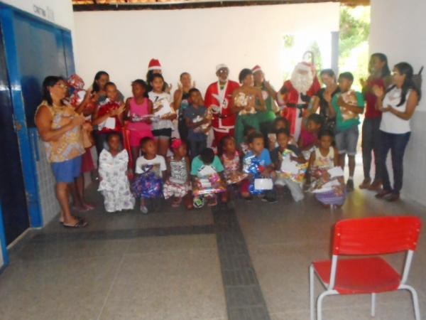 Papai Noel dos Correios visita escolas de Floriano para entregar presentes.(Imagem:FlorianoNews)