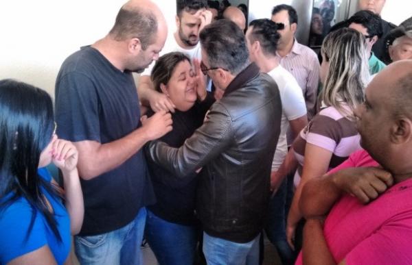 Irmã de Cristiano Araújo (ao centro) precisou ser amparada na porta de hospital.(Imagem:Sílvio Túlio/G1)