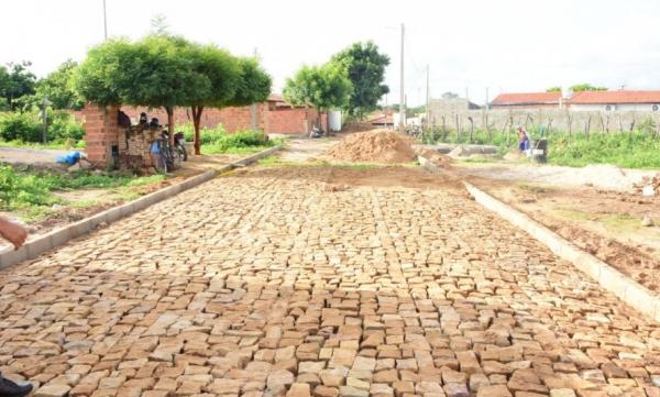 Calçamento contempla ruas do bairro Santa Rita em Floriano(Imagem:Secom)