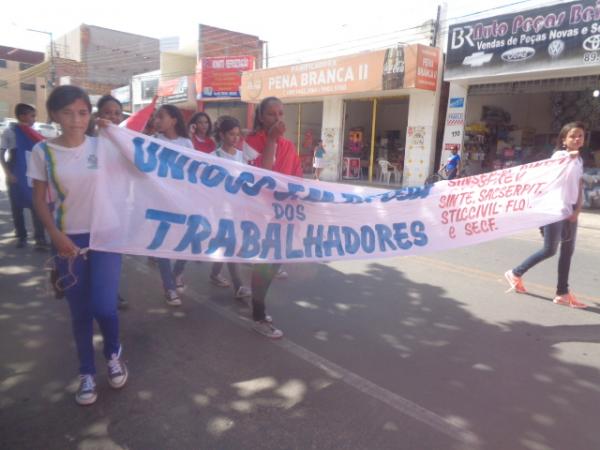 Manifestantes contrários à PEC 241 fazem ato em Floriano.(Imagem:FlorianoNews)