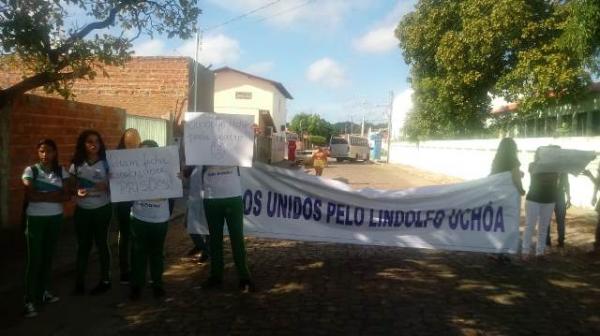 Estudantes realizam ato público reivindicando reabertura de escola em Floriano.(Imagem:FlorianoNews)