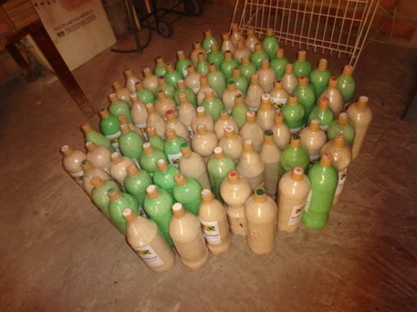 Projeto Mãos que Ajudam doa alimentos armazenados em garrafas pet.(Imagem:FlorianoNews)