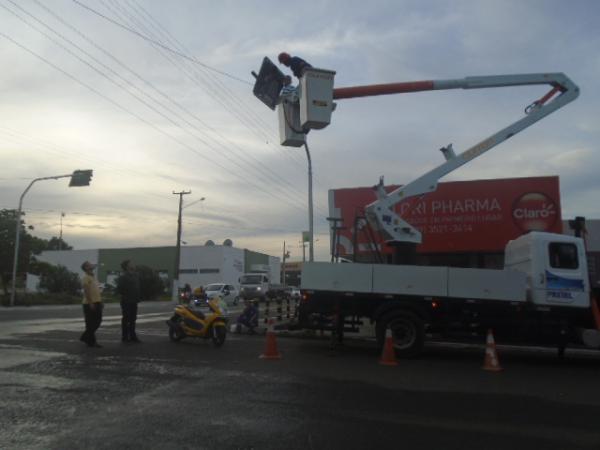 Semáforo da antiga rodoviária passa por manutenção e volta a funcionar normalmente.(Imagem:FlorianoNews)