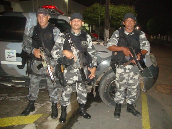 PM prende dois homens consumindo bebida alcoólica com três menores(Imagem:Jc24horas)