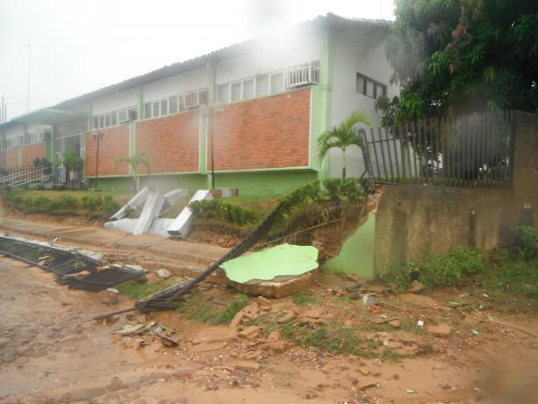 Chuva derruba muro da 10ª Regional de Saúde de Floriano.(Imagem:FlorianoNews)