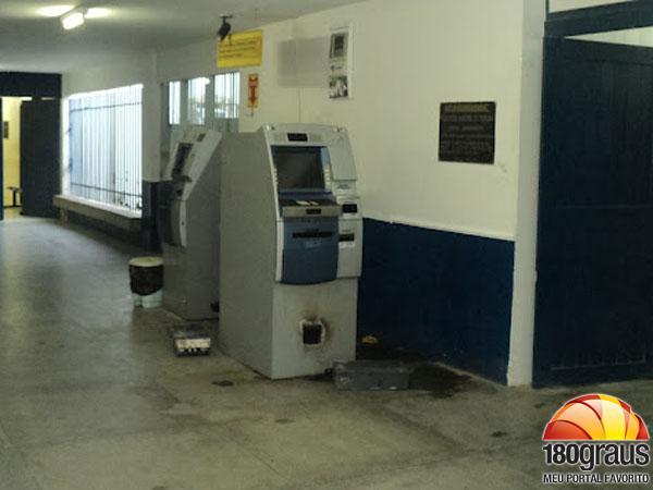 Polícia investiga o arrombamento em dois caixa eletrônico do Banco do Brasil no Centro.(Imagem:180graus)