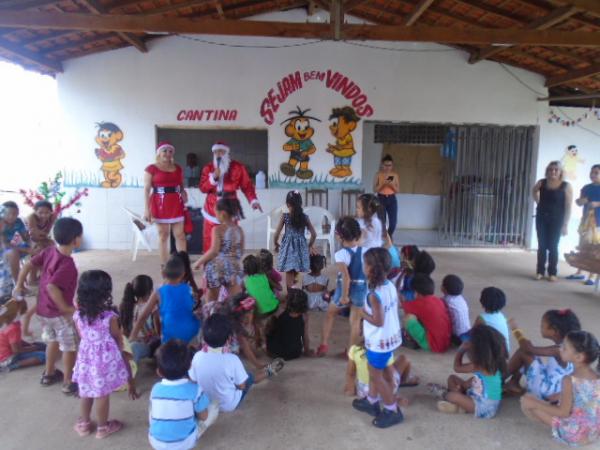 Crianças da creche recebem sopão solidário. (Imagem:FlorianoNews)