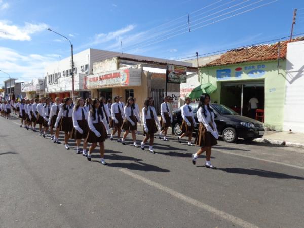 Desfile marca abertura de comemorações pelos 45 anos do Colégio Industrial.(Imagem:FlorianoNews)