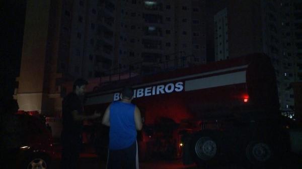 Moradores abandonam prédio às pressas após incêndio em condomínio de São Luís.(Imagem:Reprodução / TV Mirante)