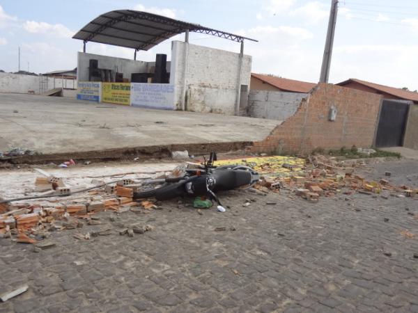 Desabou parte do muro do Pálace Eventos em Floriano.(Imagem:FlorianoNews)