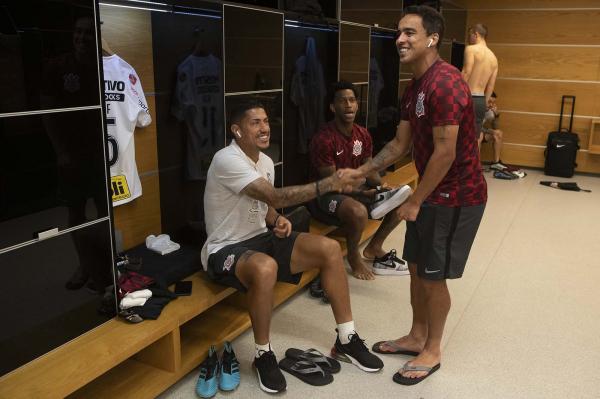 Ralf e Jadson no vestiário da Arena Corinthians em 2019 (Imagem: Daniel Augusto Jr/Ag Corinthians)