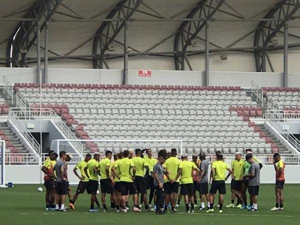 Jogadores do Flamengo reunidos no gramado.(Imagem:Cahê Mota)