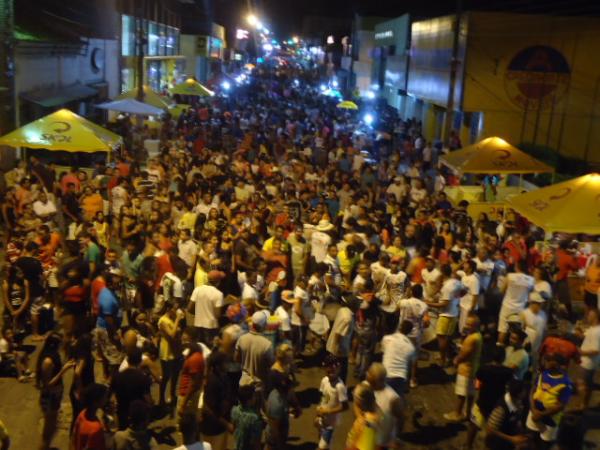 Folia na Avenida Getúlio Vergas. (Imagem:FlorianoNews)