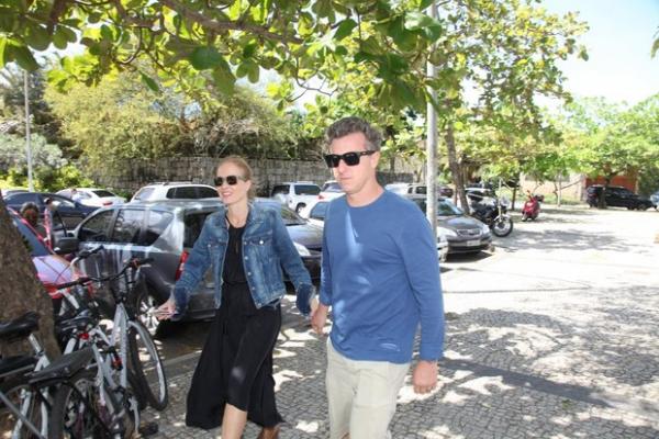 Angélica e Luciano Huck chegam para votar.(Imagem:Claudio Andrade/Fotorio News)