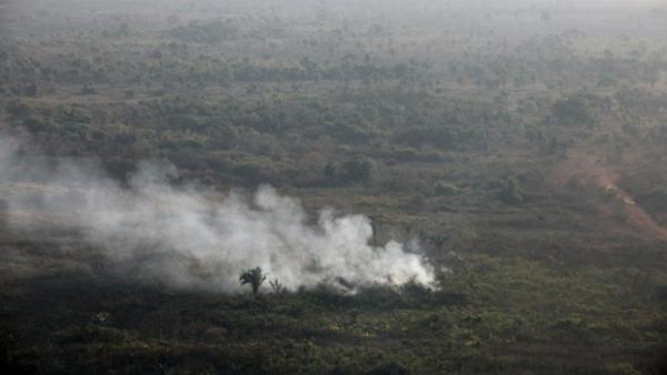Foco de incêndio em área da floresta amazônica.(Imagem:Paulo Whitaker/Reuters/Arquivo)