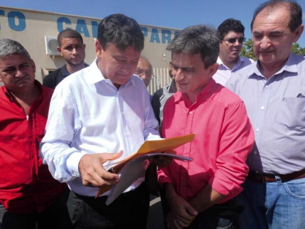 Edvaldo Araújo entrega carta a Governador reivindicando redução no preço do milho da Conab.(Imagem:FlorianoNews)