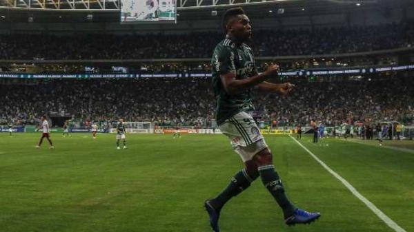 Primeiro lugar na tabela, Palmeiras, com 70 pontos, pega o Paraná fora de casa, às 17h.(Imagem:Getty Images)