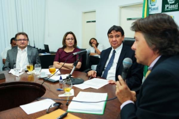  Wellington trata sobre financiamento com representantes do Bird. (Imagem:Jorge Henrique Bastos)