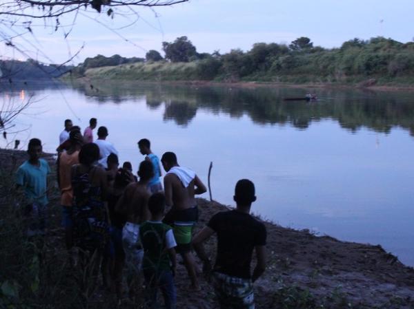 Amigos e parentes acompanharam as buscas.(Imagem:Ellyo Teixeira/ G1)