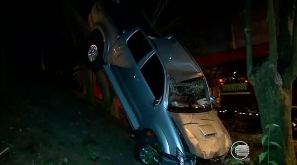 Veículo ficou altura de quatro metros e o motorista não teve ferimentos.(Imagem:G1 PI)