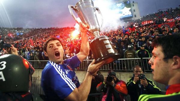 Rojas com a taça de campeão chileno conquistada pelo Universidad de Chile.(Imagem:EFE)