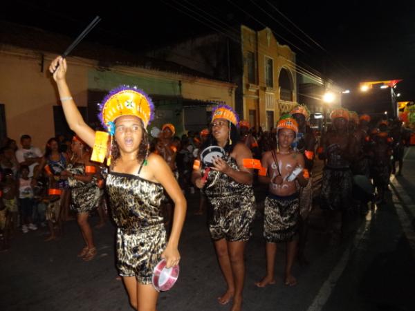 Desfiles de escolas de samba alegram a Av. Getúlio Vargas. (Imagem:FlorianoNews)