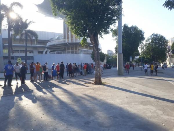 Fila por ingressos no Maracanã na manhã desta terça-feira.(Imagem:Fred Huber)