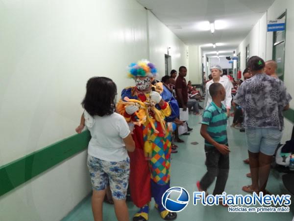 Palhaço Carrapeta leva alegria as crianças do Hospital Regional Tibério Nunes.(Imagem:FlorianoNews)