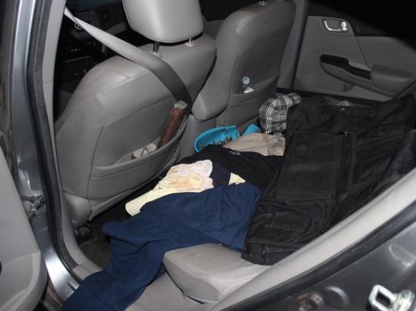 Explosivos e pregos encontrados no interior do carro.(Imagem:Ellyo Teixeira/G1)