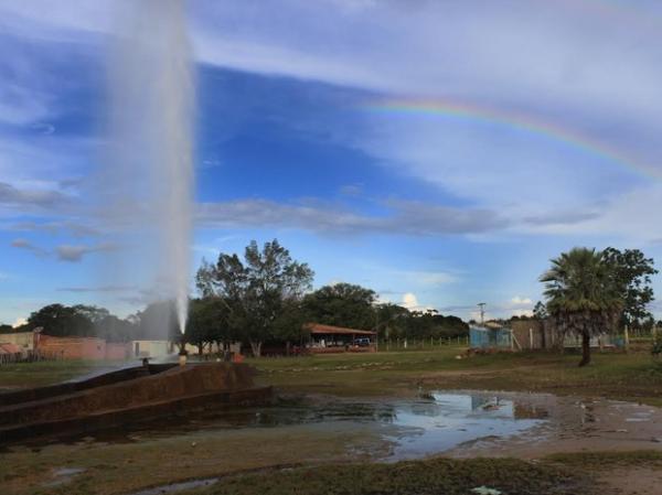 Poços jorram água a uma altura de aproximadamente 20 metros.(Imagem:Patrícia Andrade/G1)