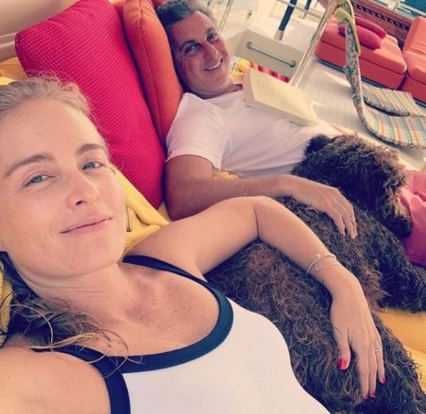  Angélica e Luciano Huck relaxam com Gringa, o mascote da família.(Imagem:Reprodução/Instagram )