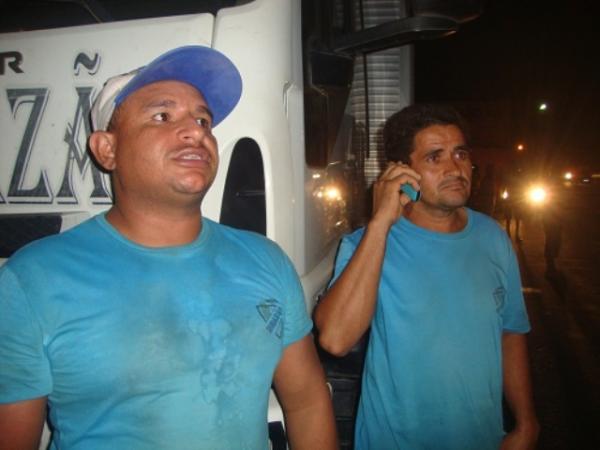 O carregador e o motorista do caminhão assaltado. (Imagem:Temístocles Filho/jc24horas)