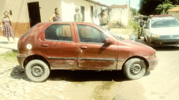 População aciona Polícia após automóvel ser abandonado no bairro Curador.(Imagem:FlorianoNews)