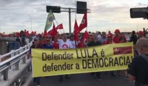 Manifestantes acampam em Porto Alegre antes do julgamento do recurso de Lula no TRF-4.(Imagem:Divulgação)