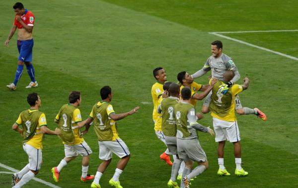 Julio César é abraçado pelos companheiros após a vitória.(Imagem:AP.)