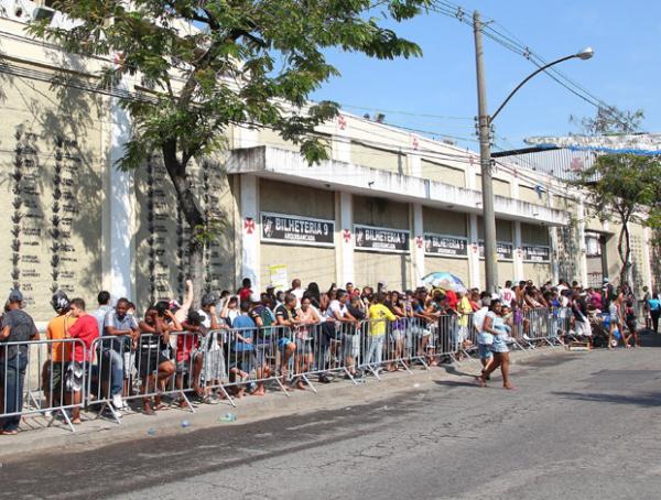 Vascaínos formaram longas filas em São Januáriodesde o início da manhã.(Imagem:Ivo Gonzalez / O Globo)