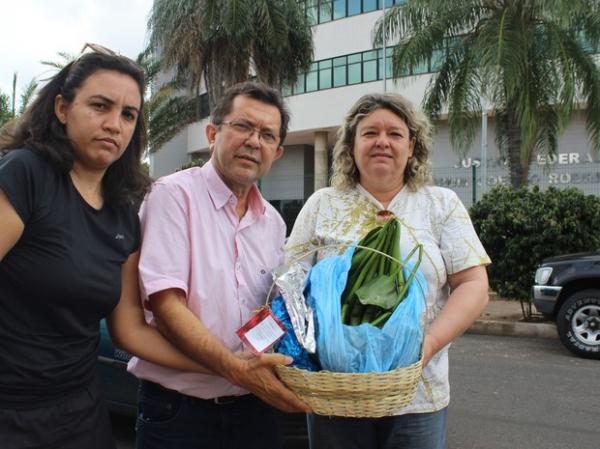 Profissionais entregaram aguapés em protesto a preservação dos rios Poti e Parnaíba.(Imagem:Catarina Costa)