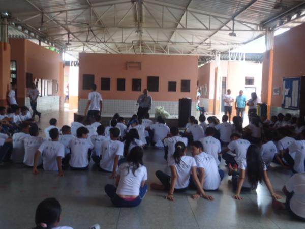 Estudantes recebem orientações sobre o combate ao mosquito.(Imagem:FlorianoNews)