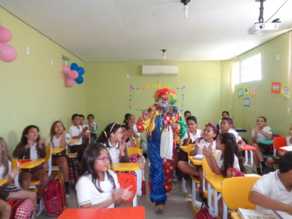 Na véspera do Dia das Crianças, Escola Pequeno Príncipe recebe visita do Palhaço Carrapeta.(Imagem:FlorianoNews)