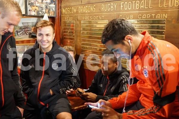 Götze conversa com companheiros de clube.(Imagem:Divulgação/Site oficial do Bayern)