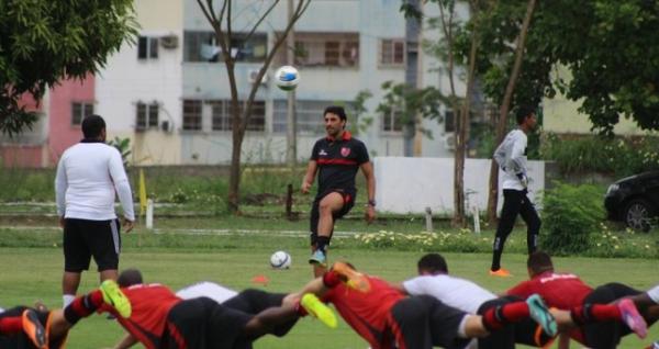 Enquanto a turma rala, treinador faz 