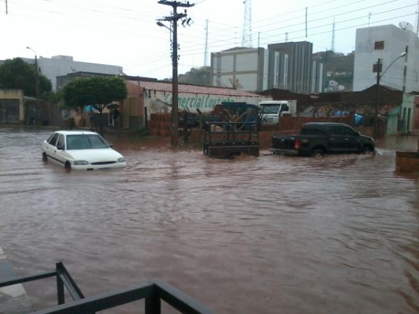  Alagamento em ruas do Centro causam transtornos aos picoenses.(Imagem:Divulgação)