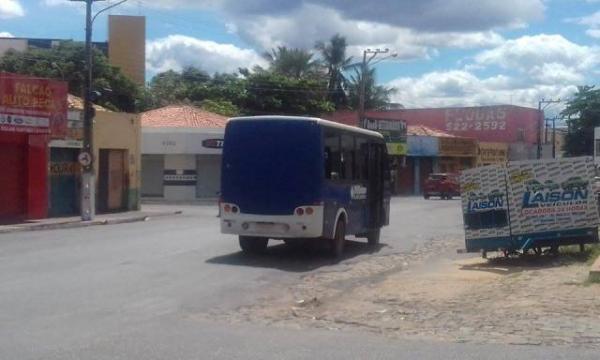 Sem placa, ônibus de transporte coletivo comete show de imprudências em Floriano.(Imagem:FlorianoNews)