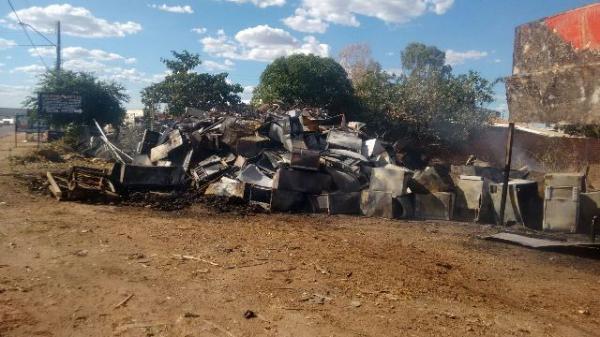Incêndio destrói pilha de materiais recicláveis na BR-230, em Floriano.(Imagem:FlorianoNews)