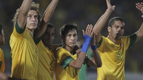 Rômulo ao lado de Neymar, Lucas e David Luiz durante jogo da Seleção Brasileira. Piauiense destaca superação do povo para se recuperar da lesão no joelho.(Imagem:Divulgação/CBF)