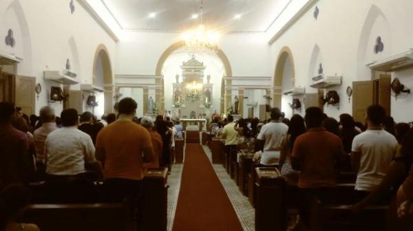 Jovens e adultos recebem o sacramento do Crisma em Floriano.(Imagem:FlorianoNews)