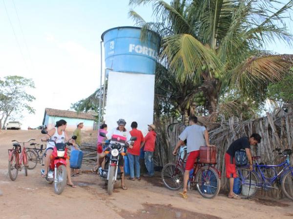 População se reúne para pegar água em caixa d´água na cidade de Cocal.(Imagem:Gilcilene Araújo/G1)